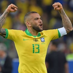 Tres clubes ingleses presentan candidaturas por Dani Alves