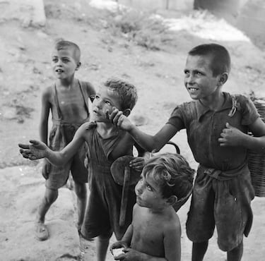 Tras la Guerra Civil española el país se quedó en una situación dantesca. España vivía un periodo de grave escasez y miseria que soportó desde 1939 hasta 1952, aproximadamente. 