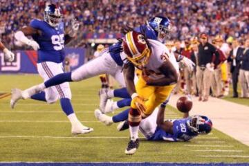 Los Redskins decidieron reaccionar y, por primera vez, enlazaron un drive de casi 4 minutos que les llev¨® a zona de peligro y estuvo a punto de materializarse en un touchdown de carrera de Matt Jones, que sin embargo perdi¨® el bal¨®n cuando estaba a punto de entrar en la End Zone de los Giants. Touchback y bal¨®n para los de Nueva York.