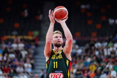 Lituano nacido en Portland, cuando su padre (el gran Arvydas) jugaba en los Trail Blazers, y criado en Málaga, Domantas Sabonis (26 años) se ha ganado un lugar entre la nobleza de la NBA. Traspasado la pasada temporada de Indiana Pacers a Sacramento Kings, ha sido dos veces all star (2020 y 2021) y se ha acostumbrado a hacer números de jugador muy importante: 18,9 puntos, 12,3 rebotes y 5,8 asistencias el pasado curso.

Es un ala-pívot de mucho talento, con toque cerca del aro, que forma en Lituania un poderoso dúo interior con sabor NBA al lado del rocoso, y ultra efectivo, Jonas Valanciunas (Pelicans). A su lado, buenos aleros (Giedraitis, Grigonis…) y el emergente (21 años) Rokas Jokubaitis, base del Barcelona. Van ya 19 años sin ganar un Eurobasket, demasiado para la tradición de la siempre orgullosa Lituania.