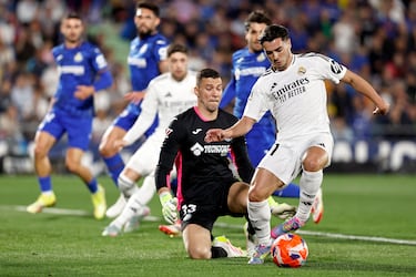 0-1. Contragolpe blanco comandado por Vinicius que finaliza Brahim Díaz. Pero en el rechace, el balón le llega a Arda Güler en al borde del área y saca un latigazo con la derecha para superar a David Soria.