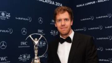 Sebastian Vettel posa con una estatuilla que le hizo especial ilusión.