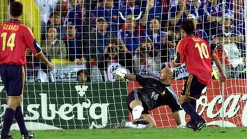 Raúl, durante la Eurocopa de 2000 ante Francia, mandando el famoso penalti a las nubes.