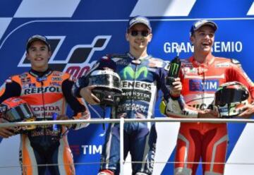 El podio de MotoGP: Jorge Lorenzo, primero por 19 milésimas de Marc Márquez. Iannone acaba tercero.