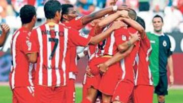 <b>SATISFECHOS. </b>La plantilla rojiblanca cree en el buen camino que ha tomado el Almería.