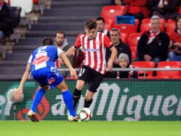 El jugador del Athletic de Bilbao Ibai Gómez trata de superar la defensa de Salvador, del Alcoyano, durante el partido de vuelta de los dieciseisavos de final de la Copa del Rey que están disputando en el estadio de San Mamés, en Bilbao.