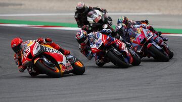 Mart&iacute;n rueda por delante de Bastianini durante el GP de Portugal.