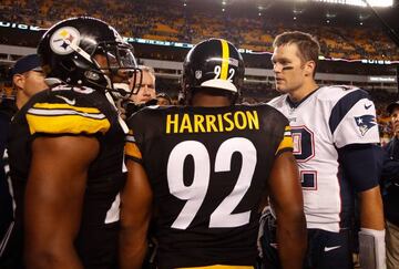 Tom Brady habla con James Harrison y Mike Mitchell tras el final del partido.