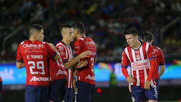 Jugadores de Chivas después de la derrota en contra de Mazatlán.