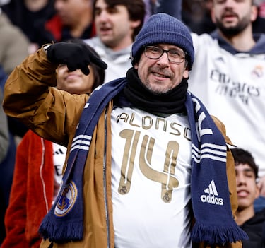 Seguidor del Real Madrid con la camiseta del ex entrenador del Real Madrid, Xabi Alonso.