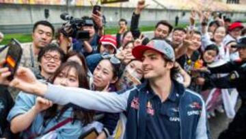 Carlos Sainz se hace un &#039;selfie&#039; con las aficionadas chinas.