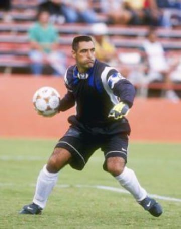 Nelson Tapia: Nelson Tapia coronó una gran trayectoria con Santos de Brasil, elenco con el cual logró el Brasileirao del 2004. Se retiró de la actividad en 2005, cuando jugaba por Junior de Colombia.