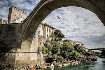 Helena Merten, de Australia, se lanza desde la plataforma de 21 metros en Stari Most durante el primer día de competición de la quinta parada del Red Bull Cliff Diving World Series.