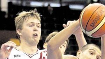 <b>MUCHA LUCHA. </b>Tal Burstein (azul), uno de lo mejores jugadores de Israel, coge un rebote ante Grafs.