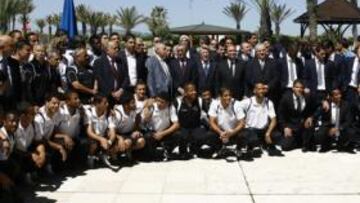 <b>FOTO DE FAMILIA. </b>Los dos equipos posaron en el hotel del Atlético a la llegada a Tánger.