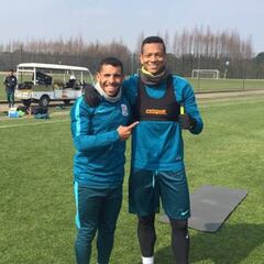 Fredy Guarín le da la bienvenida en China a Carlos Tevez