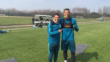 Fredy Guarín le da la bienvenida en China a Carlos Tevez