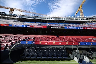 Vista general de los banquillos y la grada posterior en el nuevo Spotify Camp Nou.