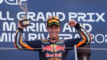 Rueda celebra su victoria de Moto3 en Misano.