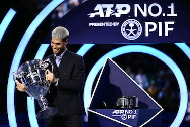 Carlos Alcaraz recibe el trofeo de número 1 del ranking ATP 2025 durante una ceremonia celebrada en Turín. 