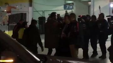 "Grande capitán", los aplausos a Bravo en su ingreso al estadio