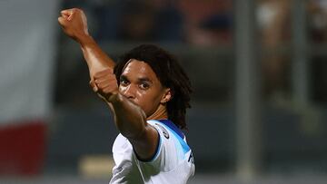 Trent Alexander-Arnold celebra su gol con Inglaterra ante Malta.