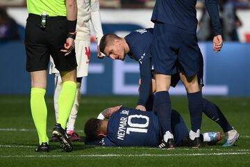 El delantero brasileño del Paris Saint-Germain Football Club se ha tenido que retirar lesionado del encuentro tras la torcedura de su tobillo. Abandonó el terreno de juego en camilla y con claros gestos de dolor.