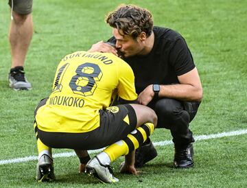 El empate ante el Mainz, unido a la victoria del Bayern en Colonia, dejó al Dortmund sin título ante su afición pese a que dependían de sí mismos.  Los jugadores, desolados al final del encuentro.