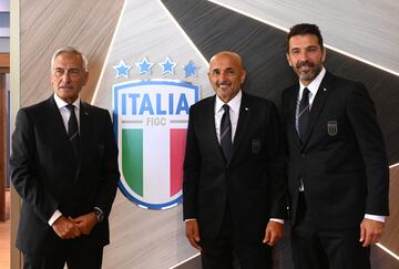Soccer Football - Italy unveil new manager Luciano Spalletti - Florence, Italy - September 2, 2023 Italian Football Federation president Gabriele Gravina with new Italy coach Luciano Spalletti and delegation chief Gianluigi Buffon after the press conference REUTERS/Alberto Lingria