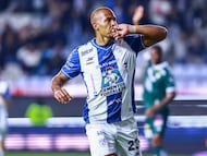Salomón Rondón festeja su gol con Pachuca.