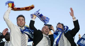 Luis Garcia, Tamudo y De la Peña, celebrando la Copa del Rey de 2006.