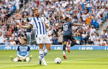 La alegría del actual pichichi de LaLiga, Mbappé, y la tristeza de los jugadores txuri-urdin.