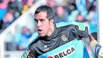 <b>SEGURO. </b>El meta chileno Claudio Bravo, atento a una jugada defendiendo la portería de la Real.