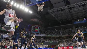 Sergio Llull, del Real Madrid, frente a Antic, Udoh, Sloukas y Kalinic, del Fenerbahçe.