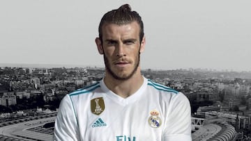 Bale posa con la primera camiseta del Real Madrid para la temporada 2017-2018.