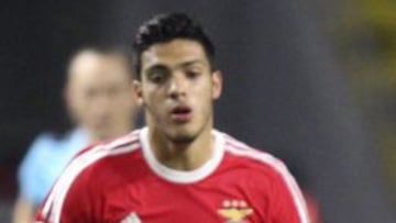 Raúl Jiménez persigue a Evgeni Postnikov del Astana durante el empate de este miércoles entre el cuadro kazajo y el Benfica.