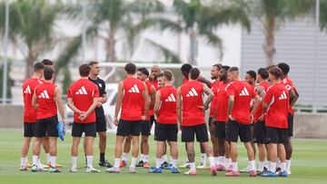 Un entrenamiento del plantel del Sevilla, esta temporada.