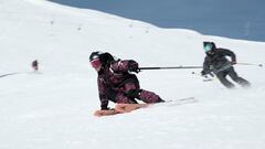Aymar Navarro esquiando a toda velocidad por las pistas de esquí de Baqueira Beret, con sol y nieve, el sábado 27 de enero del 2024.