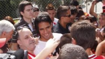 <b>MUY QUERIDO. </b>Falcao es aclamado por los aficionados del Atlético.