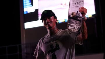 El skater estadounidense Nyjah Huston levanta su tabla de skate en se&ntilde;al de victoria en Roma, el 3 de julio del 2022. 