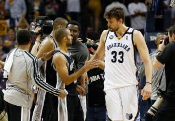 Tony Parker de los San Antonio Spurs estrecha la mano de Marc Gasol de los Grizzlies de Memphis después de que los Spurs vencieron a los Grizzlies 93-86 en el cuarto partido de las Finales de la Conferencia Oeste de los Playoffs de la NBA en 2013.