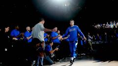 Luka Doncic saluda a sus compa&ntilde;eros durante la presentaci&oacute;n del quinteto de los Mavericks.