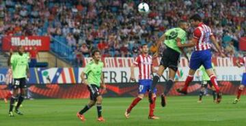 Diego Costa remata de cabeza para hacer el 2-0.