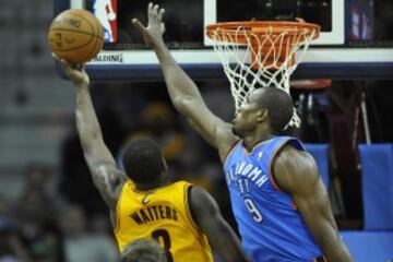 Serge Ibaka tapona a Waiters.