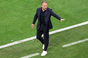 El entrenador de la selección alemana, Hansi Flick, realiza gestos al banquillo desde su área técnica.