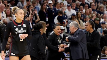 Dawn Staley y Geno Auriemma, en pleno enfrentamiento en los instantes finales de la semifinal de Phoenix.