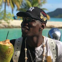 Pogba se relaja haciendo la haka ajeno a los rumores de traspaso