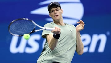NEW YORK, NEW YORK - SEPTEMBER 04: Jannik Sinner of Italy returns a shot against Daniil Medvedev of Russia during their Men's Singles Quarterfinal match on Day Ten of the 2024 US Open at USTA Billie Jean King National Tennis Center on September 04, 2024 in the Flushing neighborhood of the Queens borough of New York City. Al Bello/Getty Images/AFP (Photo by AL BELLO / GETTY IMAGES NORTH AMERICA / Getty Images via AFP)