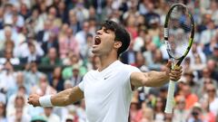 Carlos Alcaraz celebra exultante su clasificación para la final de Wimbledon 2024.