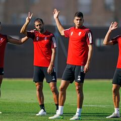 Manuel Pellegrini examina al apurado Paco López